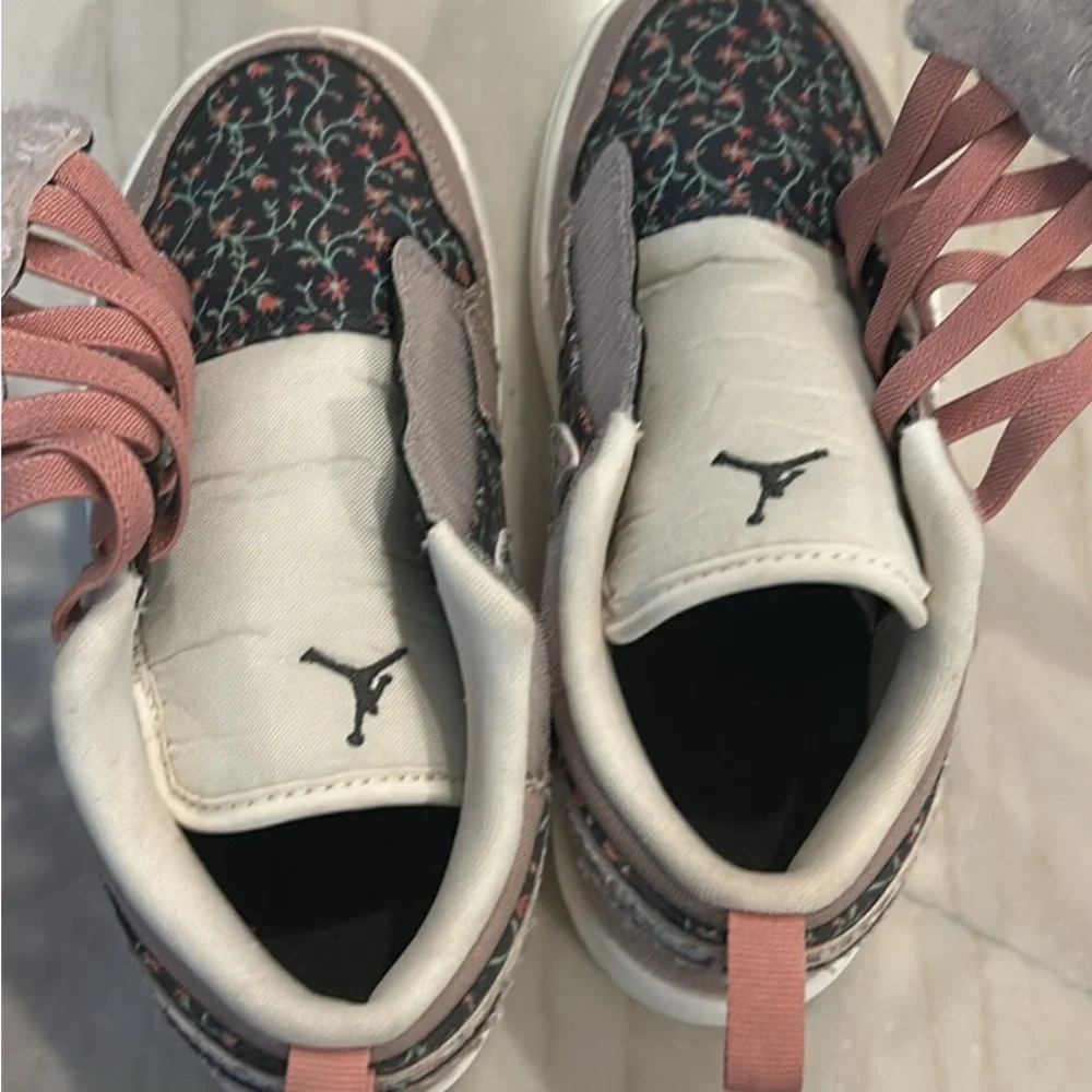 Nike Air Jordan 1 low kids sneakers in Dusty Rose and Black Floral, size 1y